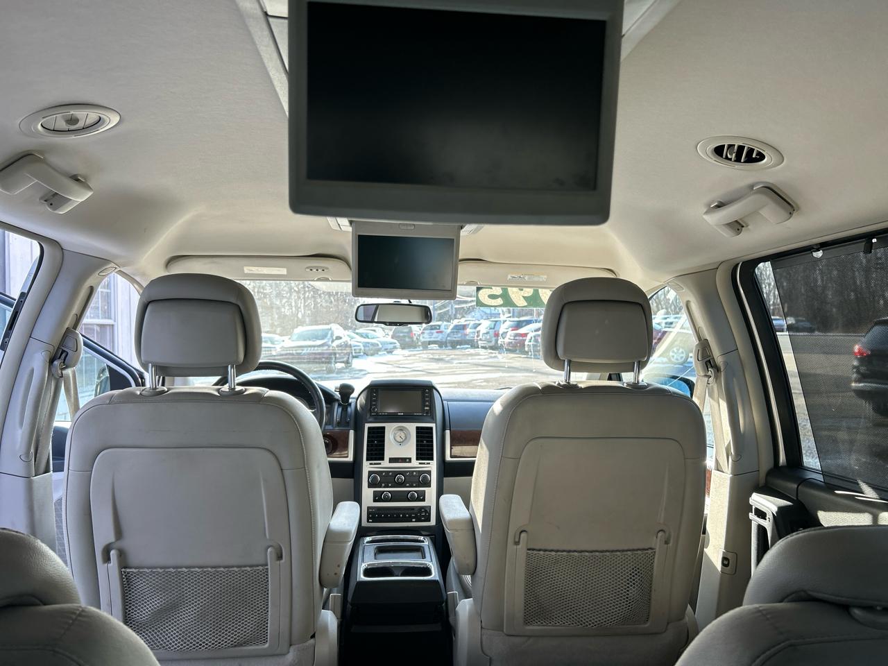 Chrysler Town & Country Touring Plus 2010