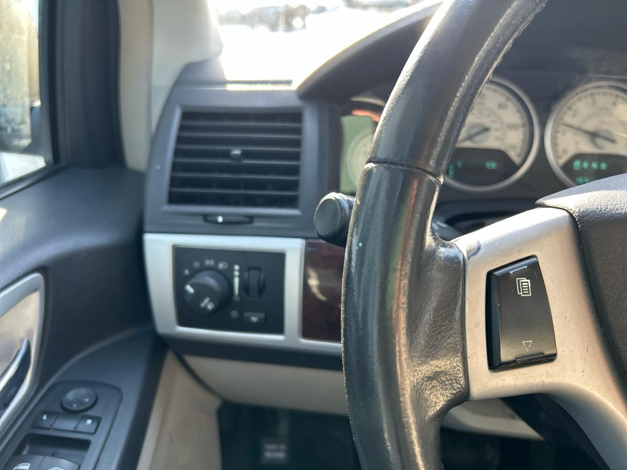 Chrysler Town & Country Touring Plus 2010