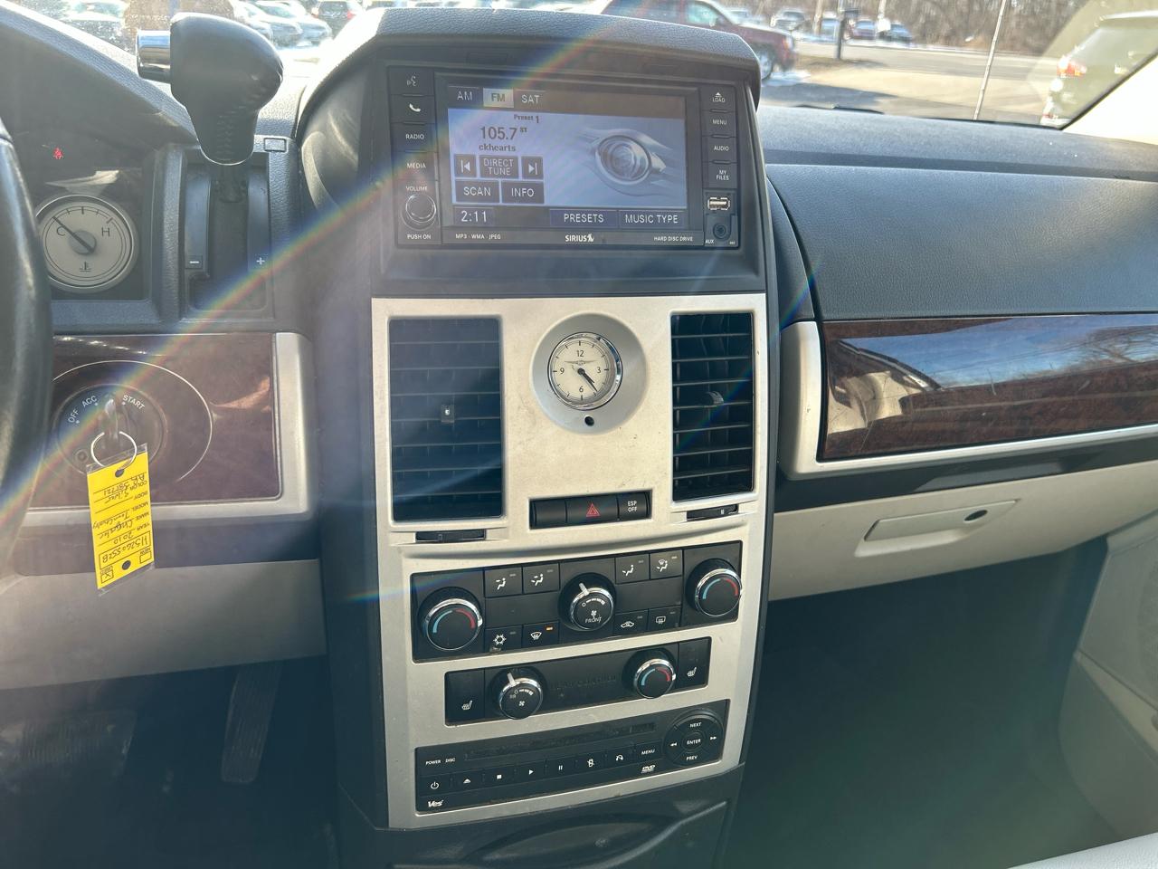 Chrysler Town & Country Touring Plus 2010