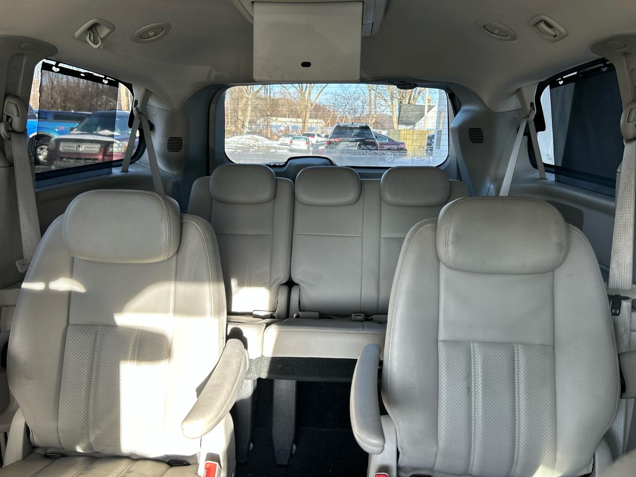 Chrysler Town & Country Touring Plus 2010