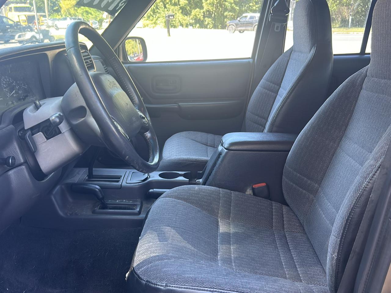 Jeep Cherokee Sport 4-Door 4WD 1999