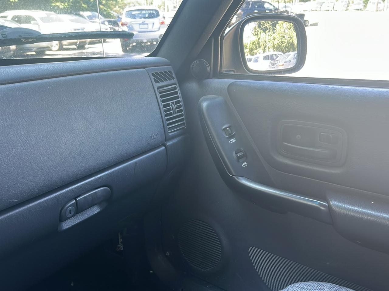 Jeep Cherokee Sport 4-Door 4WD 1999