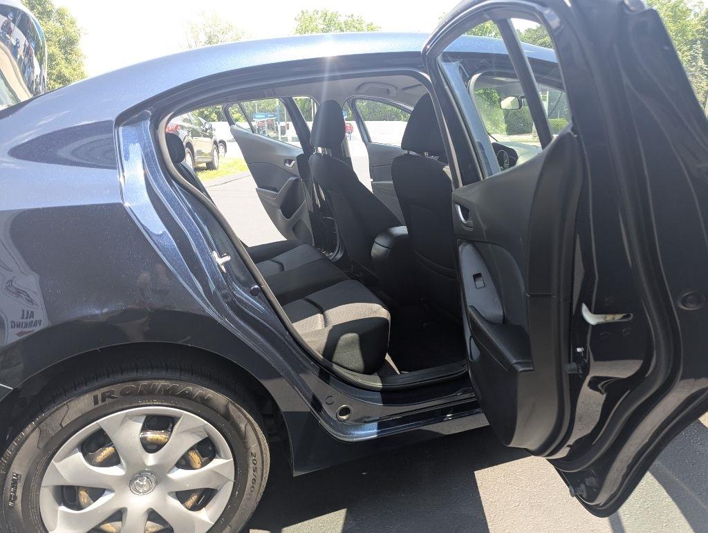Mazda MAZDA3 i SV AT 4-Door 2015