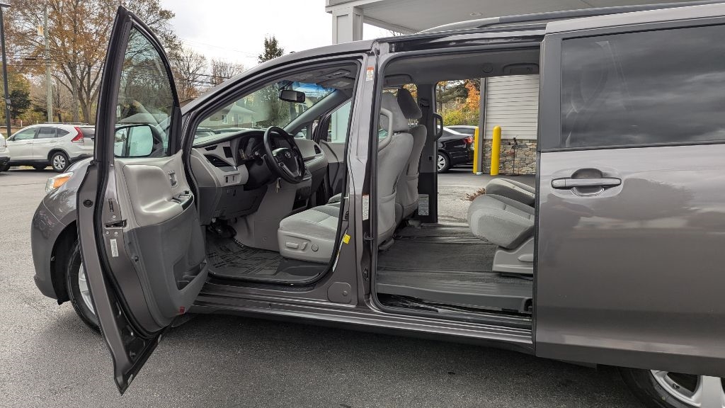 Toyota Sienna LE FWD 8-Passenger V6 2015 Toyota Sienna LE FWD 8-Passenger V6 2015