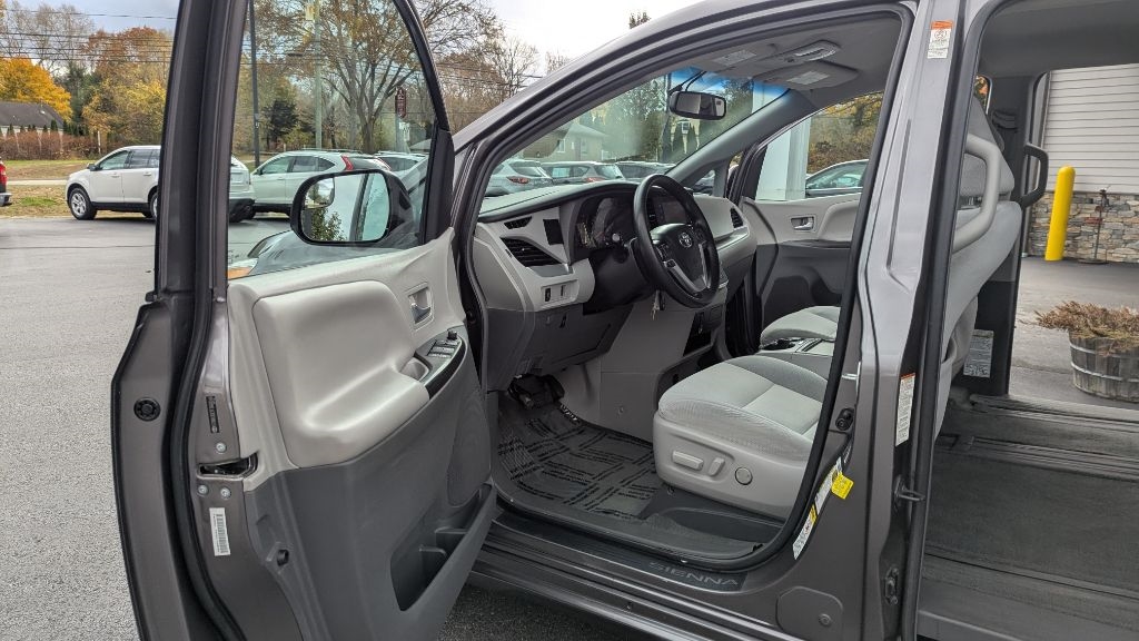 Toyota Sienna LE FWD 8-Passenger V6 2015 Toyota Sienna LE FWD 8-Passenger V6 2015