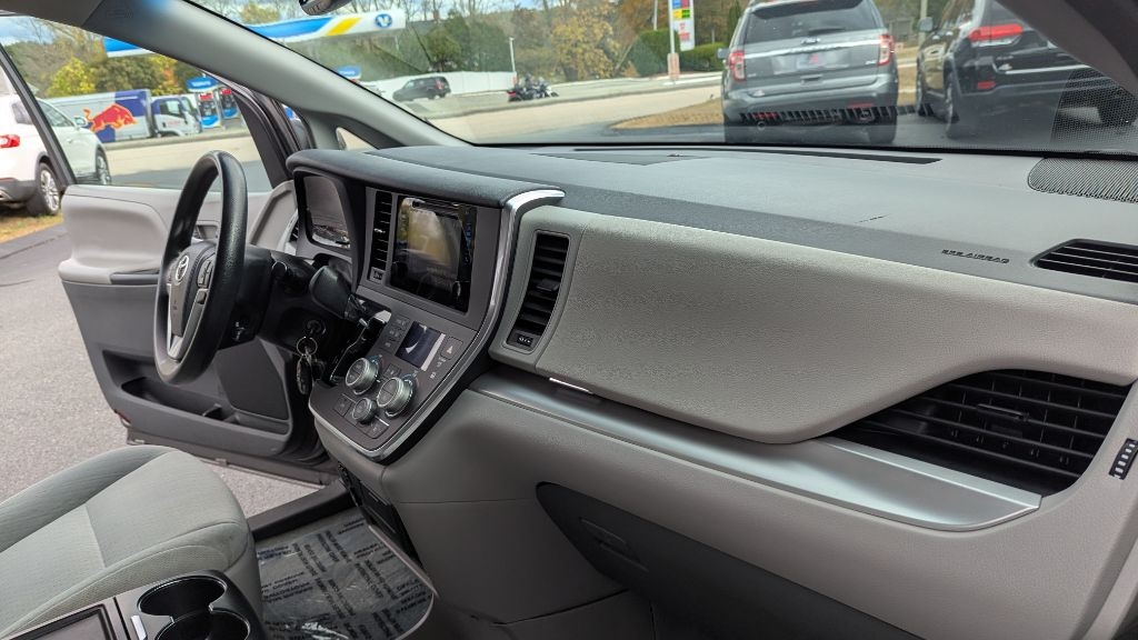 Toyota Sienna LE FWD 8-Passenger V6 2015 Toyota Sienna LE FWD 8-Passenger V6 2015