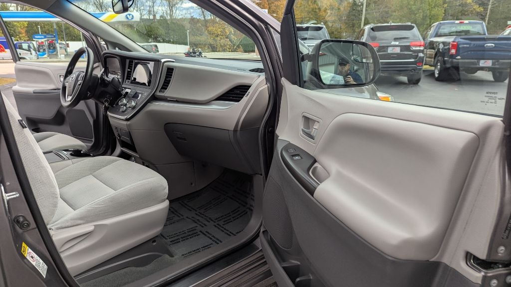Toyota Sienna LE FWD 8-Passenger V6 2015 Toyota Sienna LE FWD 8-Passenger V6 2015