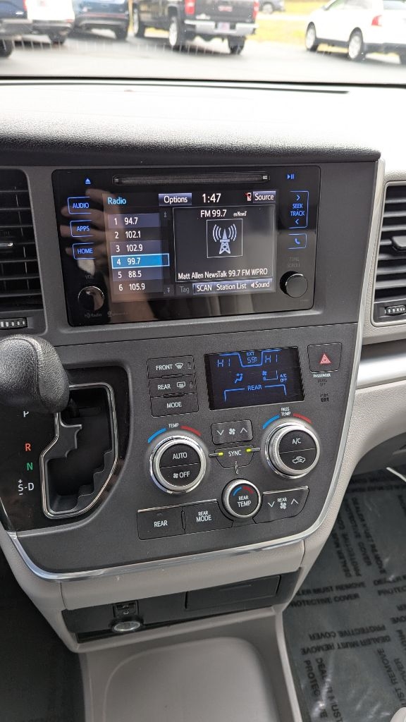 Toyota Sienna LE FWD 8-Passenger V6 2015 Toyota Sienna LE FWD 8-Passenger V6 2015