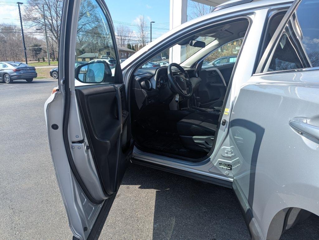 Toyota RAV4 LE AWD 2018