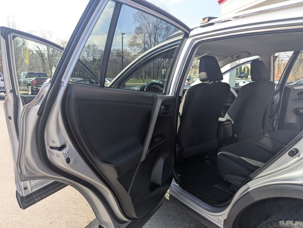 Toyota RAV4 LE AWD 2018