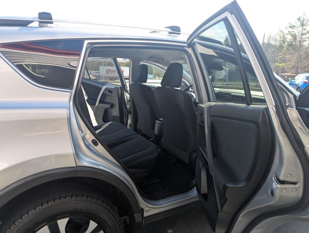 Toyota RAV4 LE AWD 2018