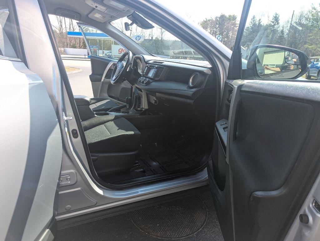 Toyota RAV4 LE AWD 2018