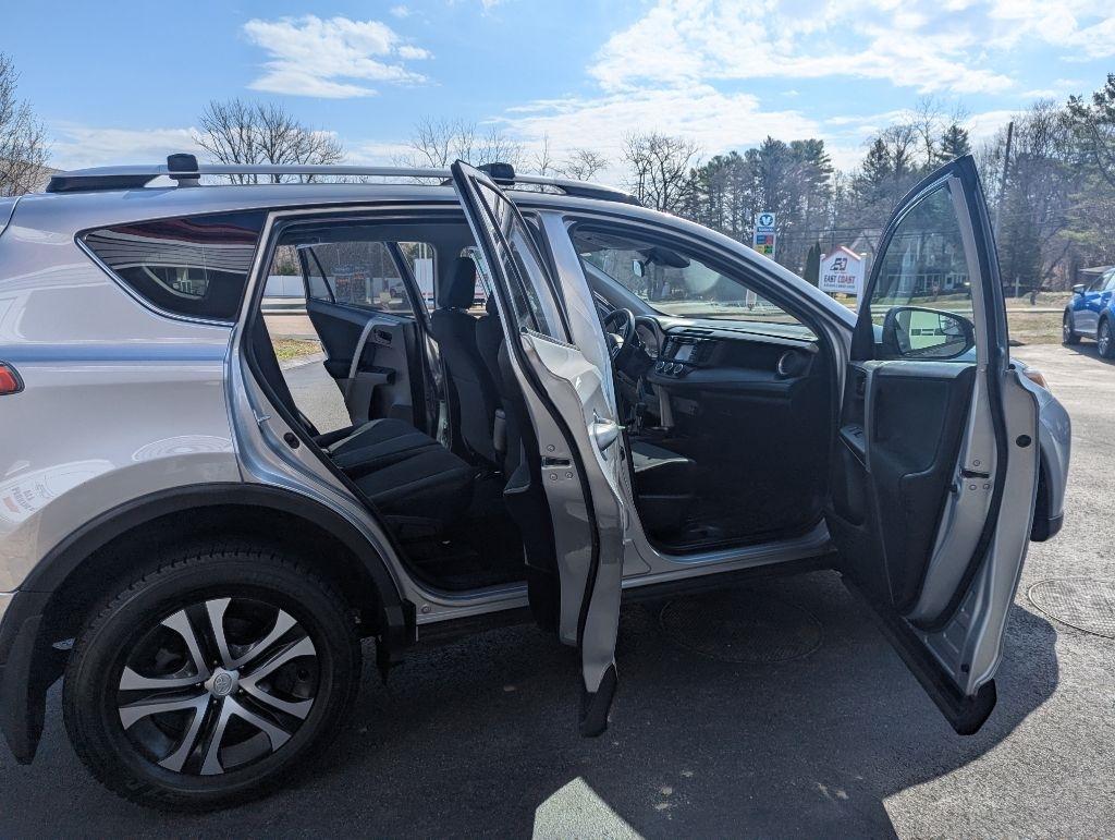 Toyota RAV4 LE AWD 2018