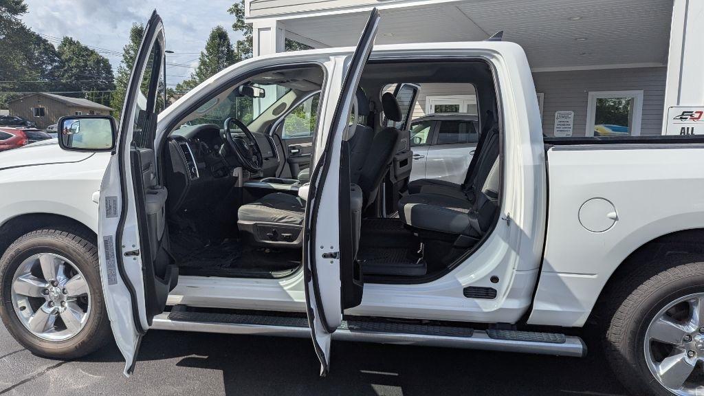 RAM 1500 Big Horn 4x4 Crew Cab 5'7" Box 2017