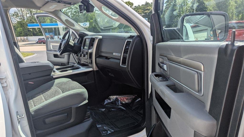 RAM 1500 Big Horn 4x4 Crew Cab 5'7" Box 2017