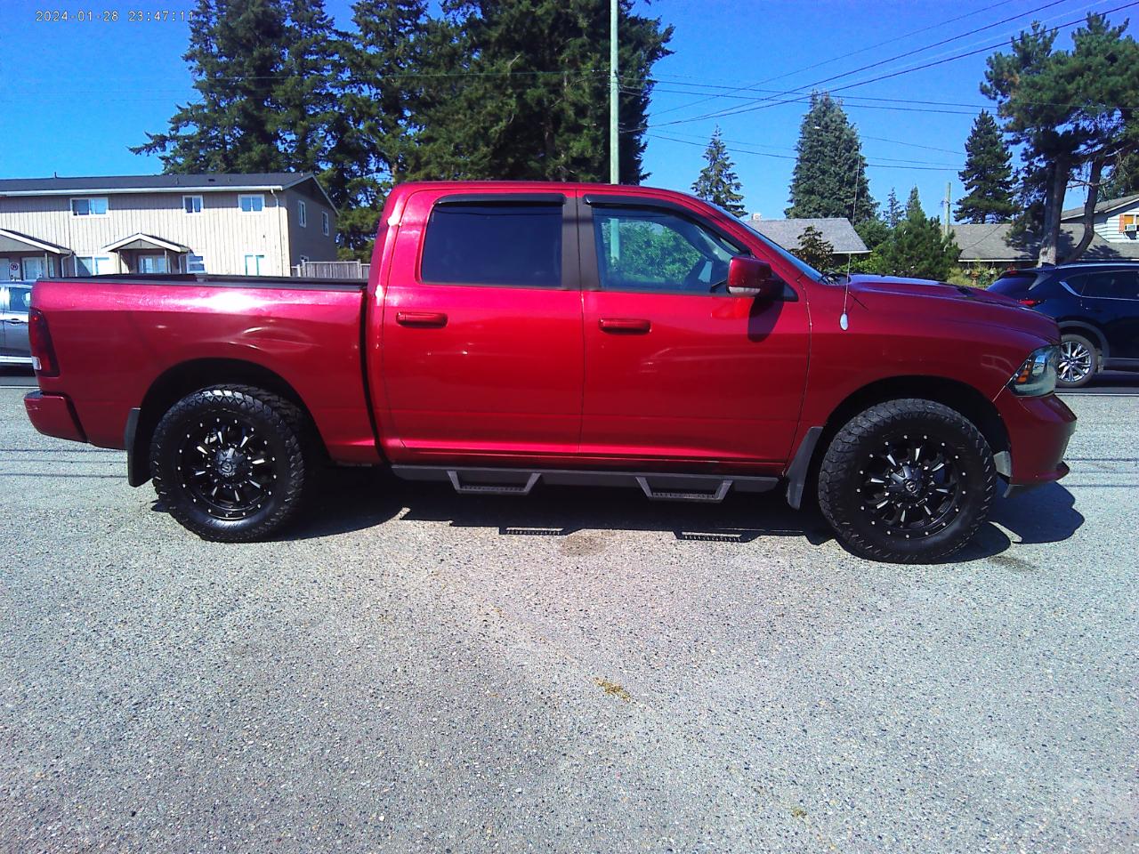 RAM 1500 Laramie Crew Cab SWB 4WD 2013