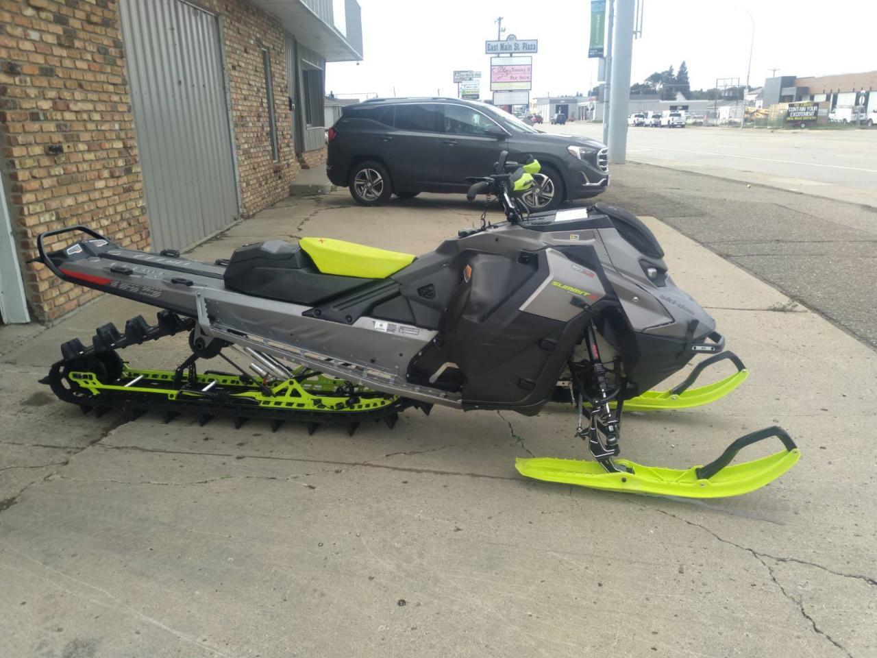Ski-Doo Summit  2023