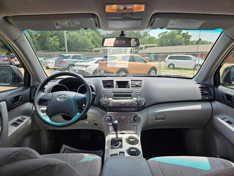 Toyota Highlander Base 2WD I4 2012