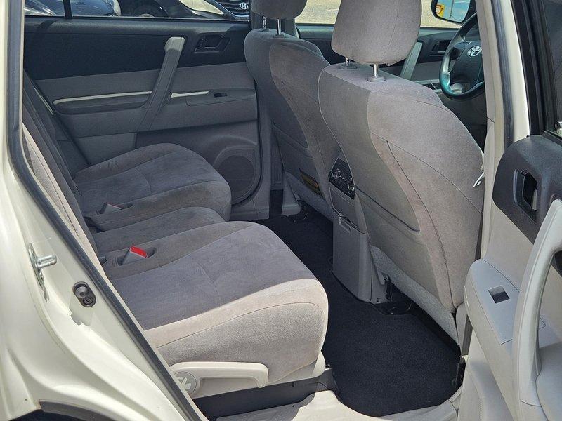 Toyota Highlander Base 2WD I4 2012