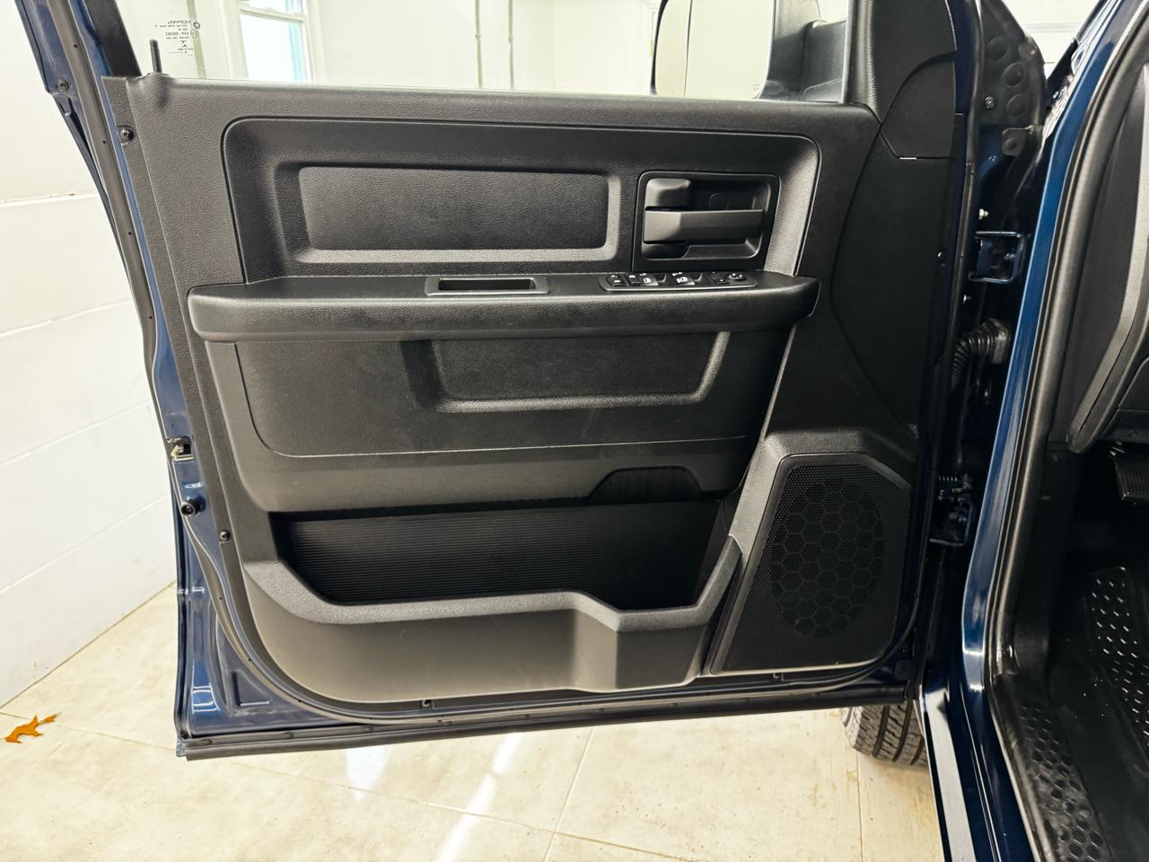 RAM 3500 Chassis Cab Tradesman 4WD Crew Cab 60" CA 172.4" WB 2022