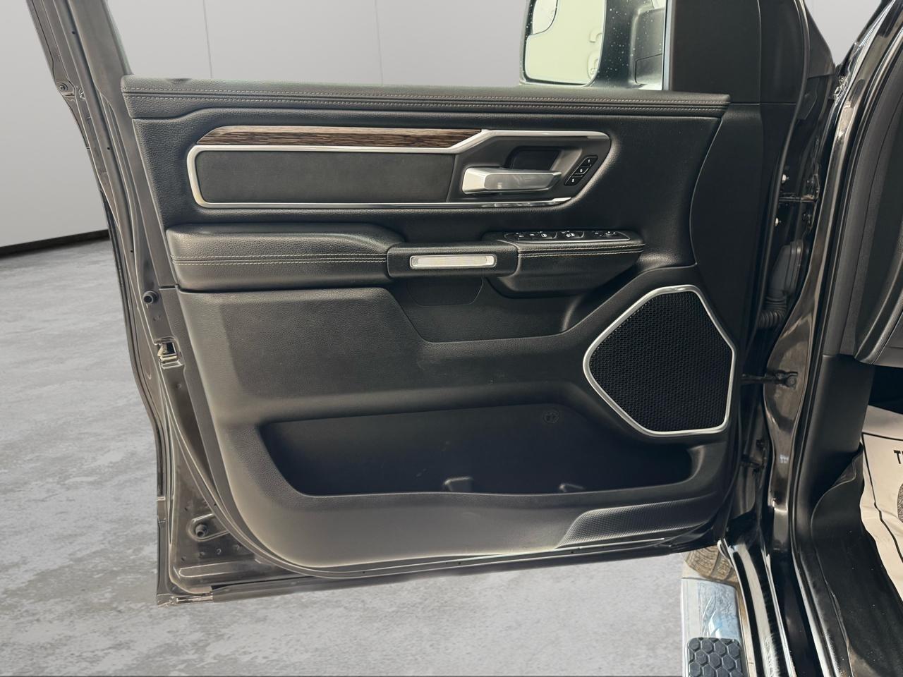 RAM 1500 Laramie 4x4 Crew Cab 6'4" Box 2019