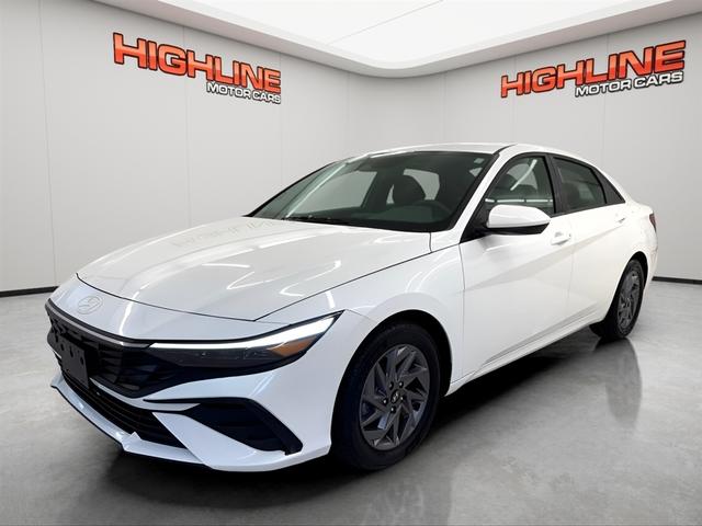 White 2024 Hyundai Elantra SEL FWD Sedan Front-Wheel Drive Continuously Variable Transmission