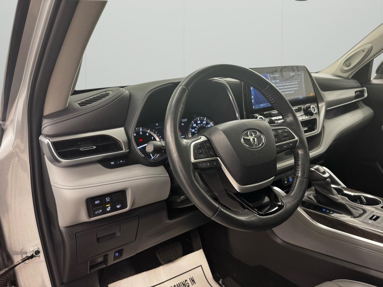 Toyota Highlander Platinum AWD (Natl) 2022