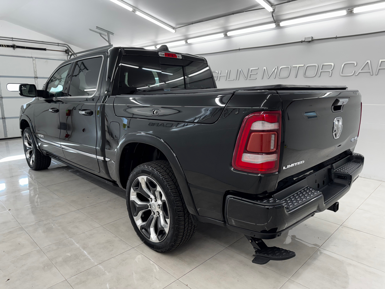 RAM 1500 Limited 4x4 Crew Cab 5'7" Box 2019 RAM 1500 Limited 4x4 Crew Cab 5'7" Box 2019