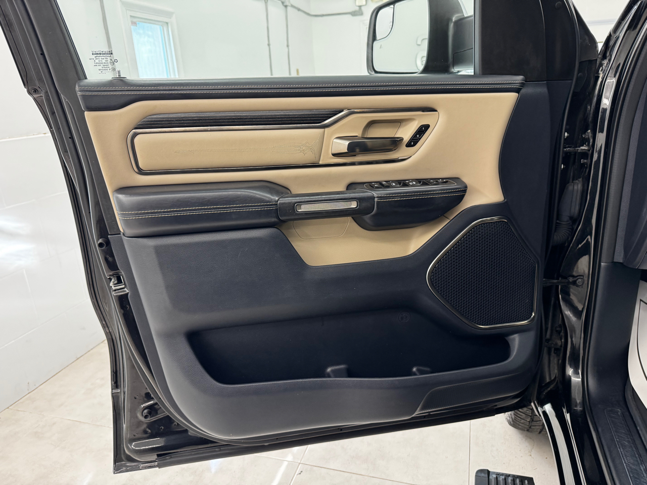 RAM 1500 Limited 4x4 Crew Cab 5'7" Box 2019 RAM 1500 Limited 4x4 Crew Cab 5'7" Box 2019