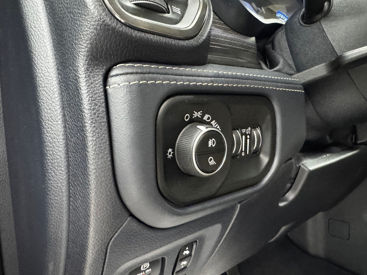 RAM 1500 Limited 4x4 Crew Cab 5'7" Box 2019 RAM 1500 Limited 4x4 Crew Cab 5'7" Box 2019