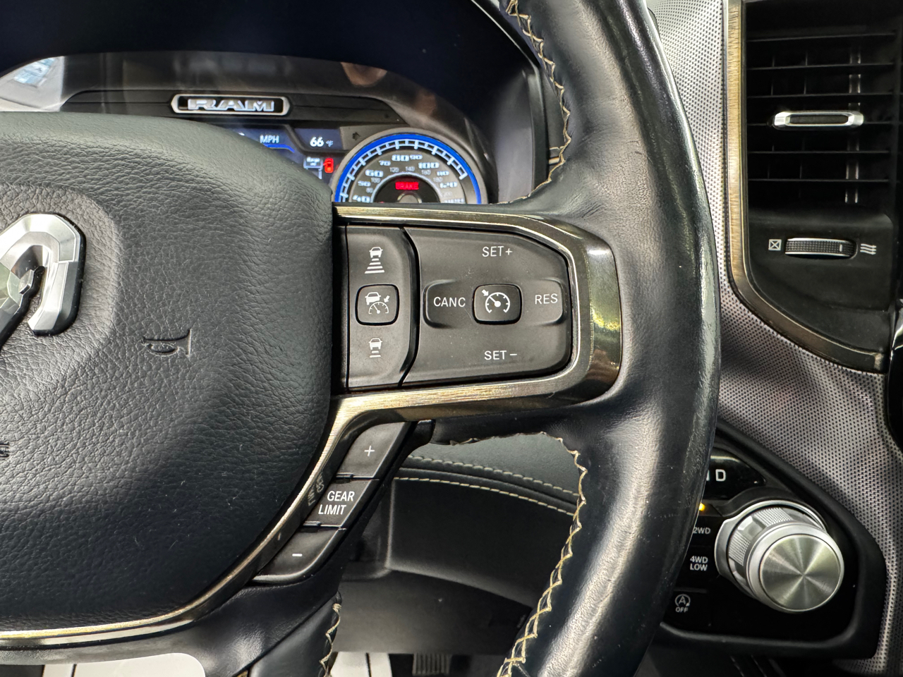 RAM 1500 Limited 4x4 Crew Cab 5'7" Box 2019 RAM 1500 Limited 4x4 Crew Cab 5'7" Box 2019