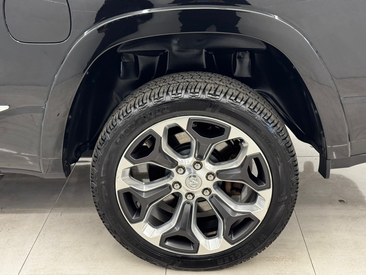 RAM 1500 Limited 4x4 Crew Cab 5'7" Box 2019 RAM 1500 Limited 4x4 Crew Cab 5'7" Box 2019