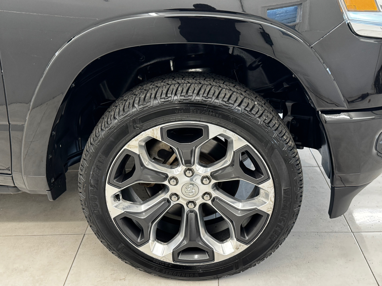 RAM 1500 Limited 4x4 Crew Cab 5'7" Box 2019 RAM 1500 Limited 4x4 Crew Cab 5'7" Box 2019