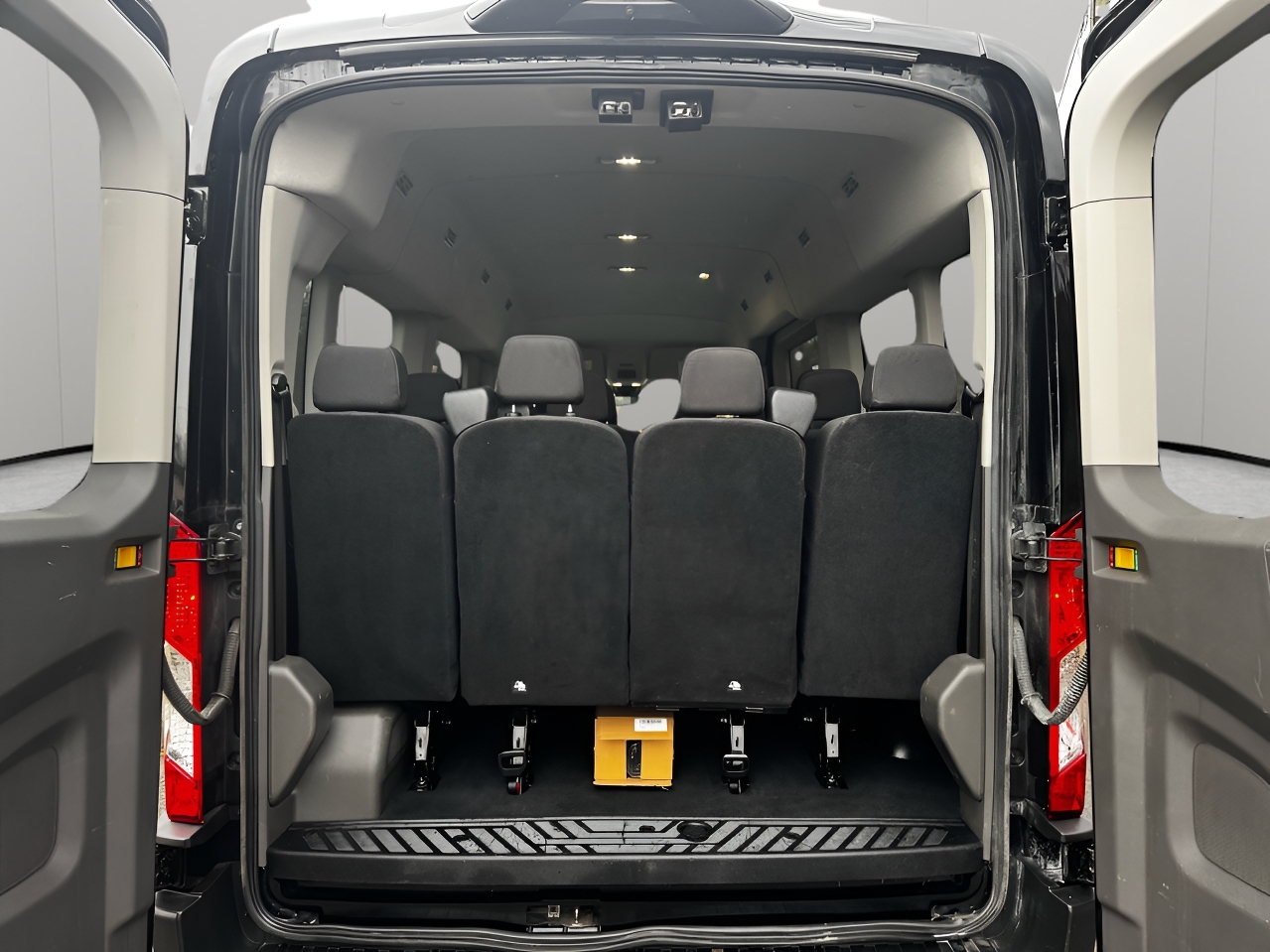 Ford Transit Passenger Wagon T-350 148" Med Roof XLT RWD 2023