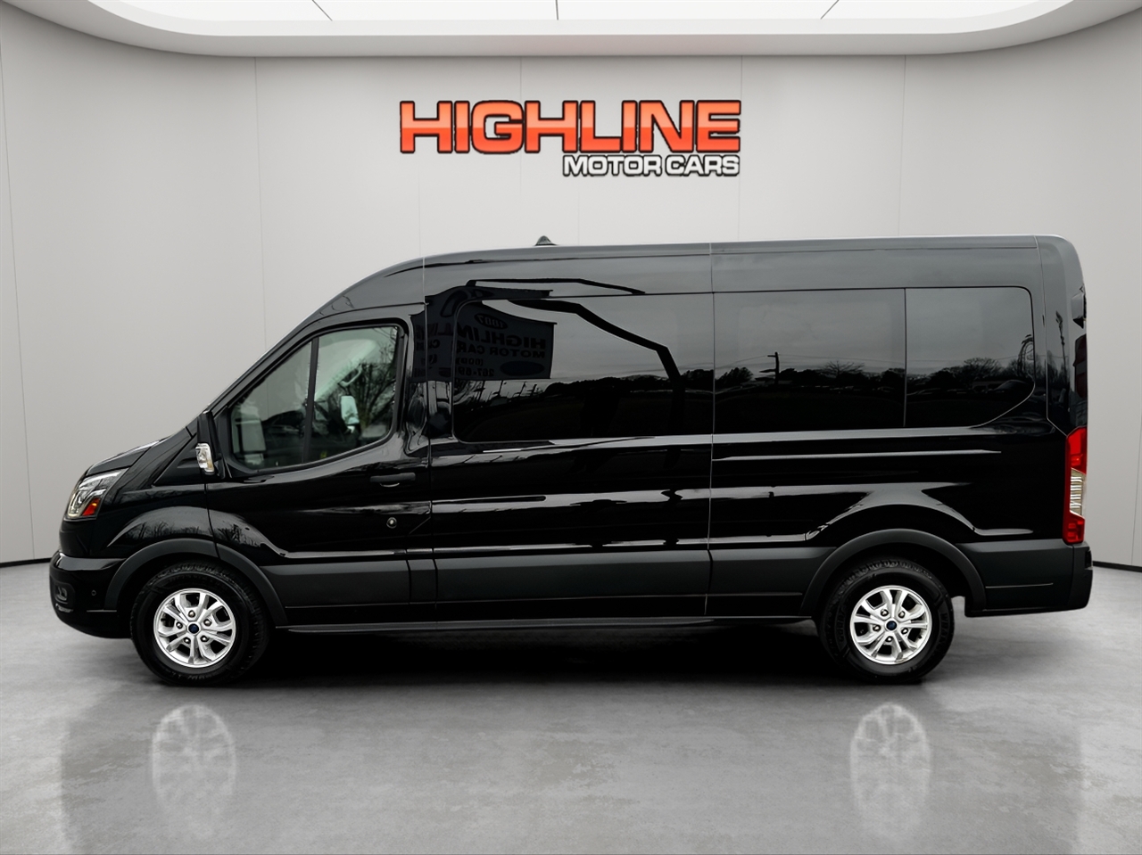 Ford Transit Passenger Wagon T-350 148" Med Roof XLT RWD 2023