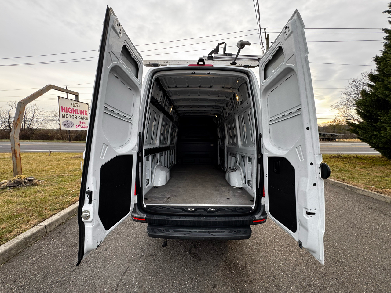 Mercedes-Benz Sprinter Cargo Van 2500 High Roof V6 170" RWD 2022