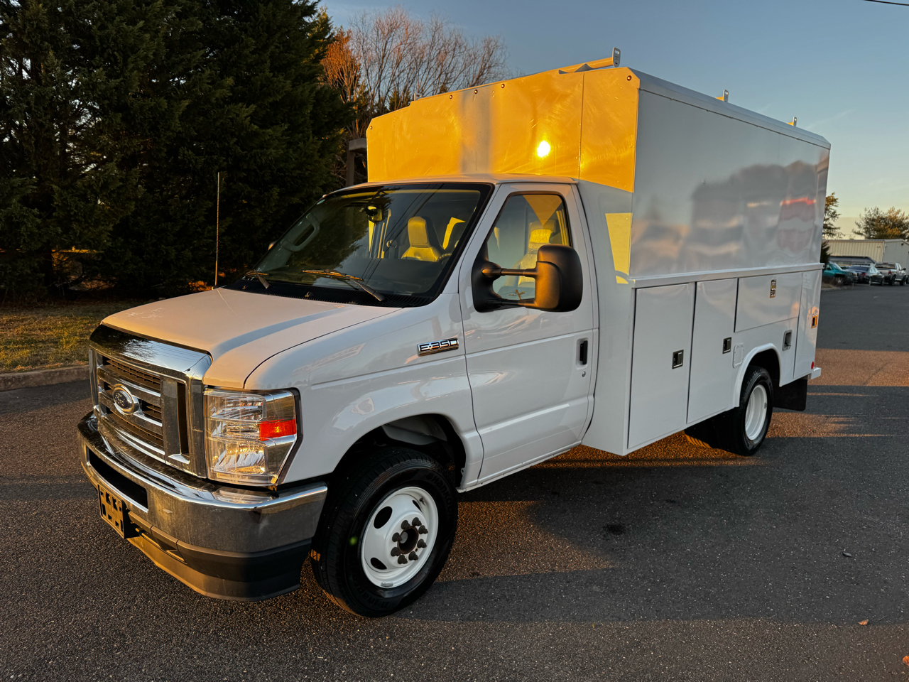 Ford E-Series Cutaway E-350 SRW 138" WB 2025