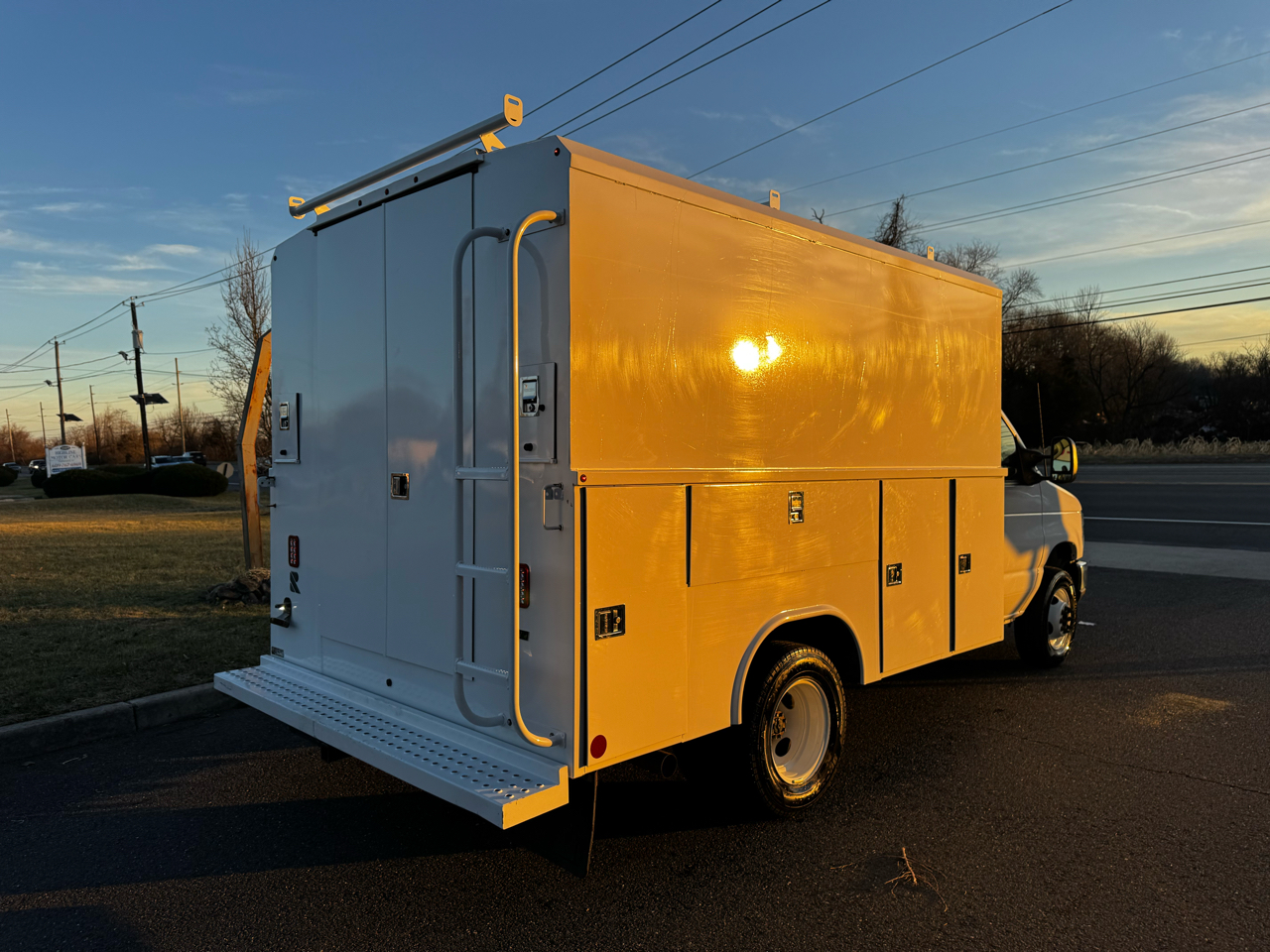 Ford E-Series Cutaway E-350 SRW 138" WB 2025