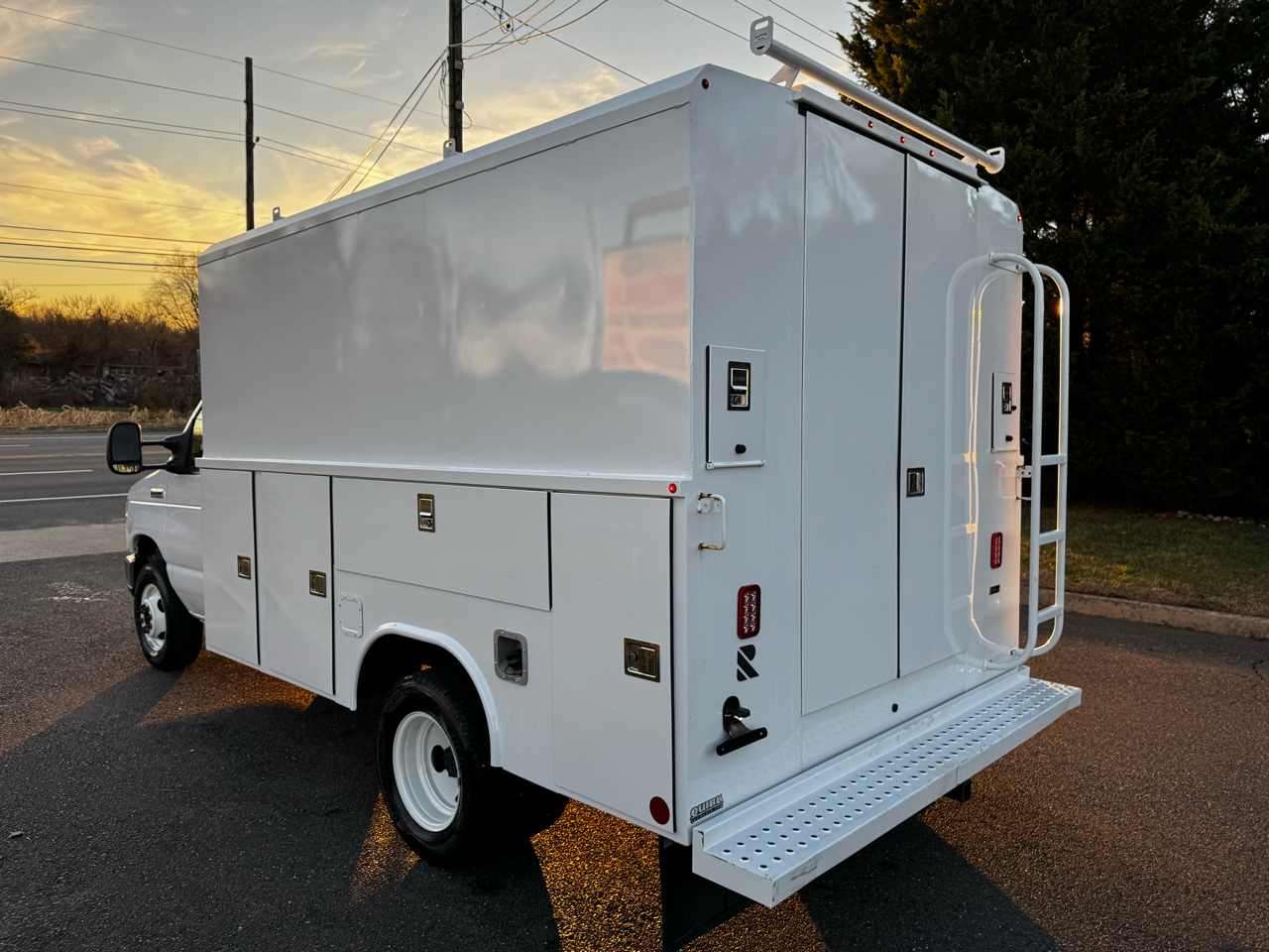 Ford E-Series Cutaway E-350 SRW 138" WB 2025