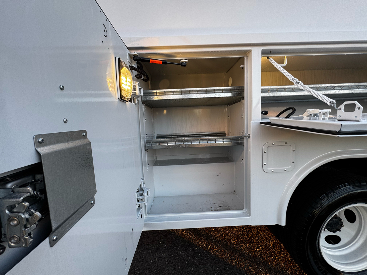 Ford E-Series Cutaway E-350 SRW 138" WB 2025