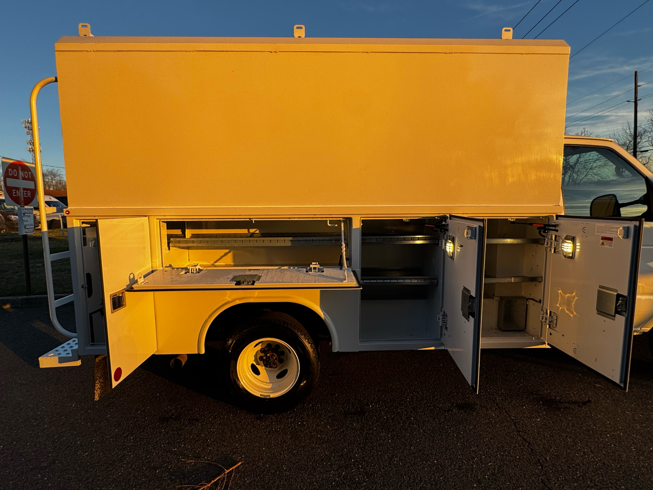 Ford E-Series Cutaway E-350 SRW 138" WB 2025