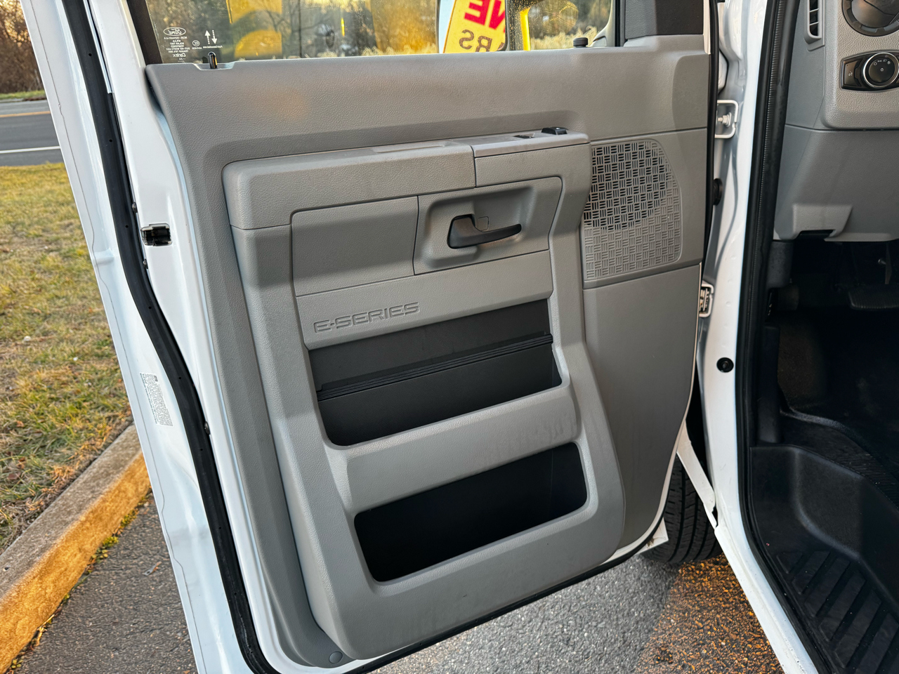 Ford E-Series Cutaway E-350 SRW 138" WB 2025