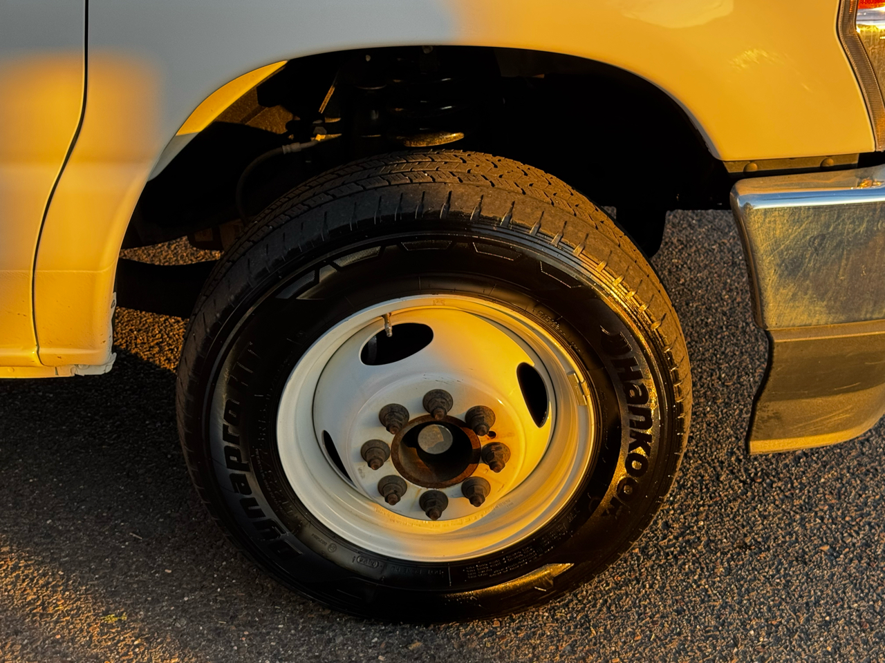 Ford E-Series Cutaway E-350 SRW 138" WB 2025