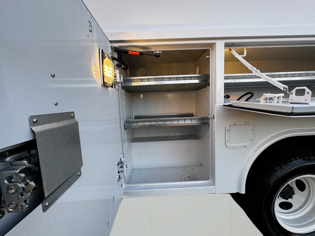 Ford E-Series Cutaway E-350 SRW 138" WB 2025