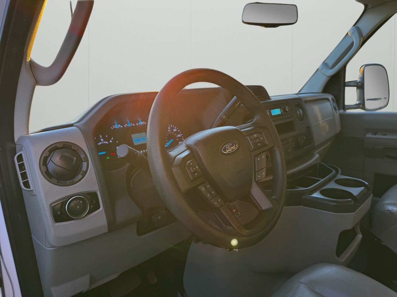 Ford E-Series Cutaway E-350 SRW 138" WB 2025