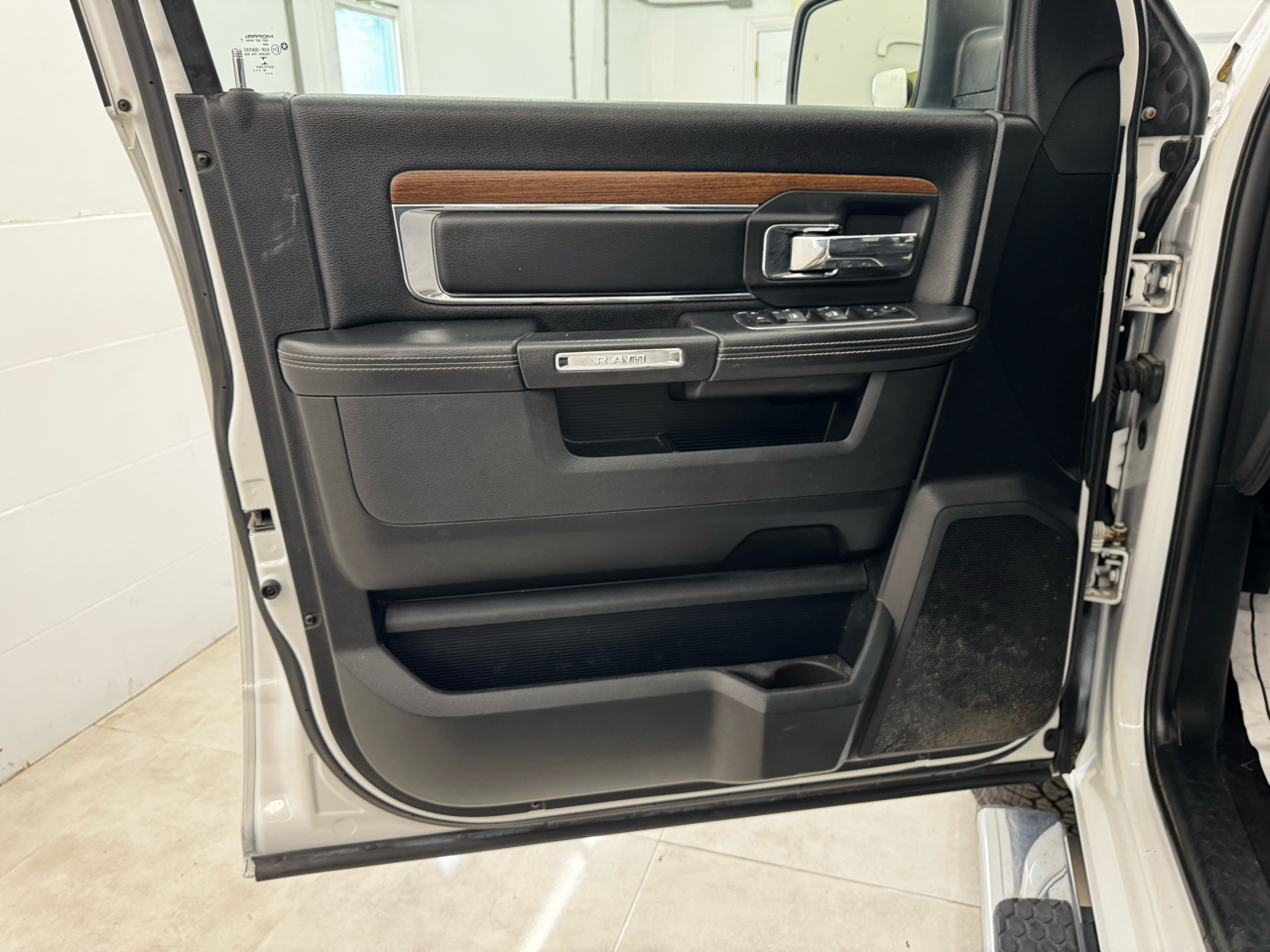 RAM 1500 Laramie 4x4 Crew Cab 5'7" Box 2017