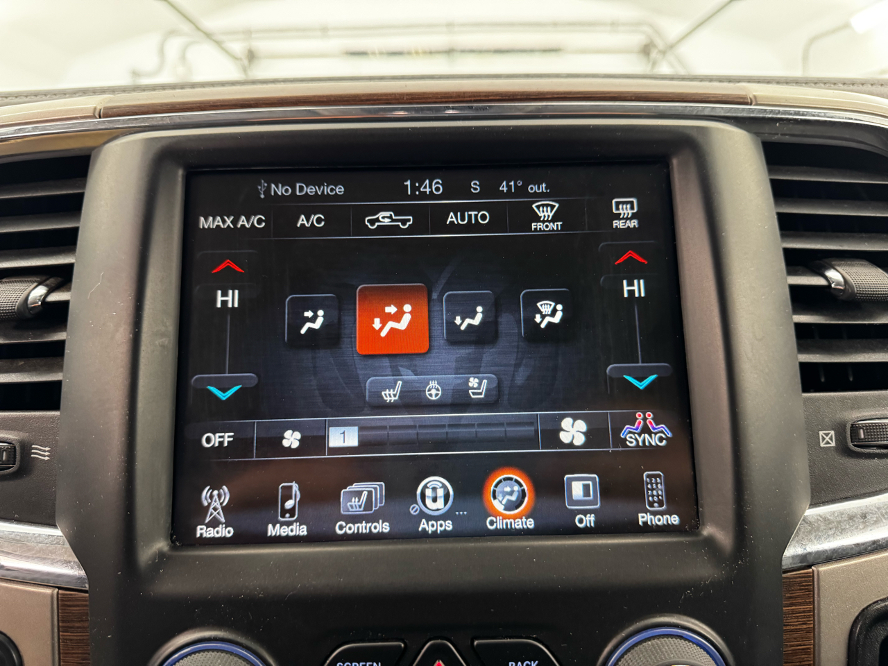 RAM 1500 Laramie 4x4 Crew Cab 5'7" Box 2017