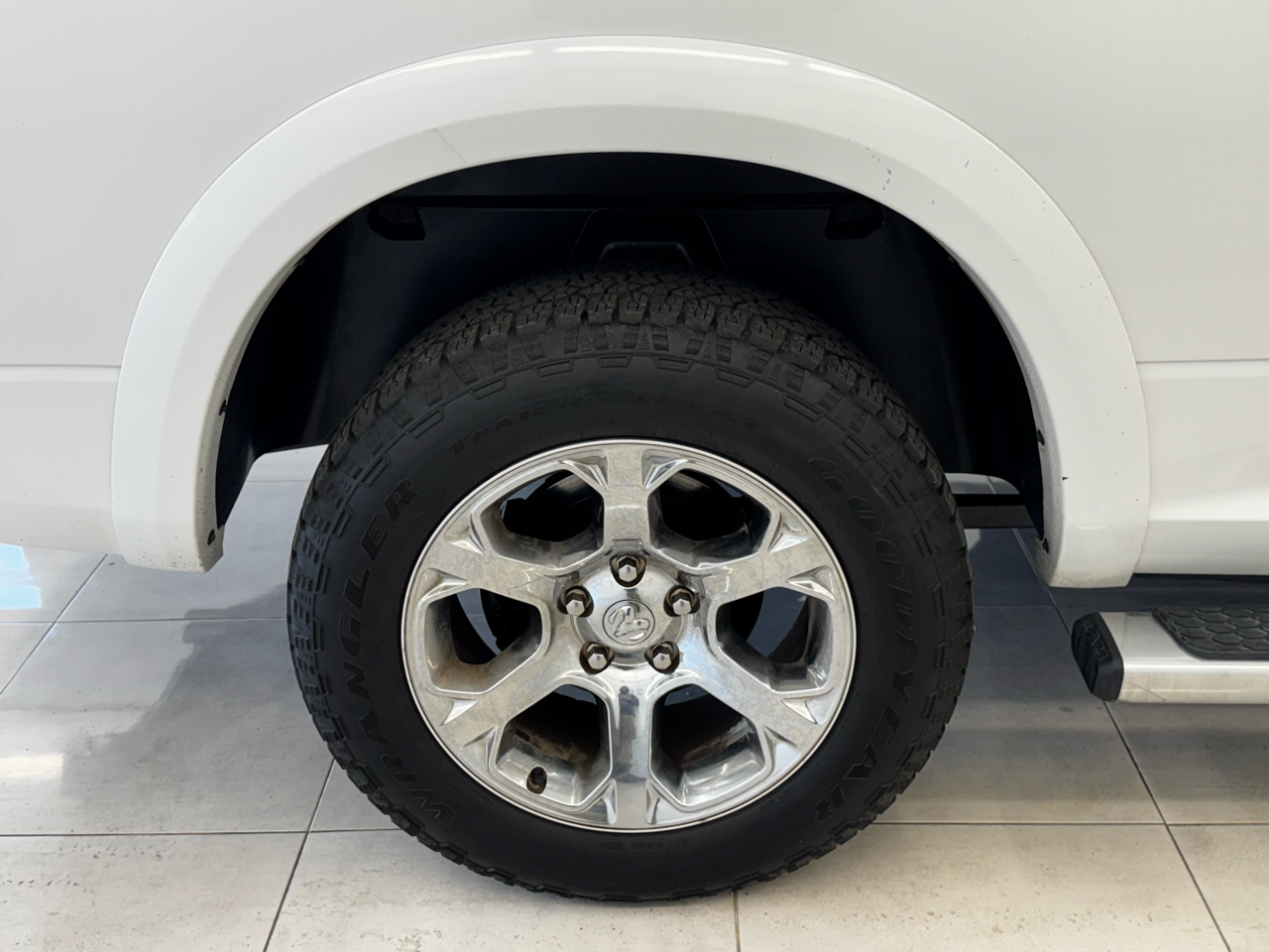 RAM 1500 Laramie 4x4 Crew Cab 5'7" Box 2017