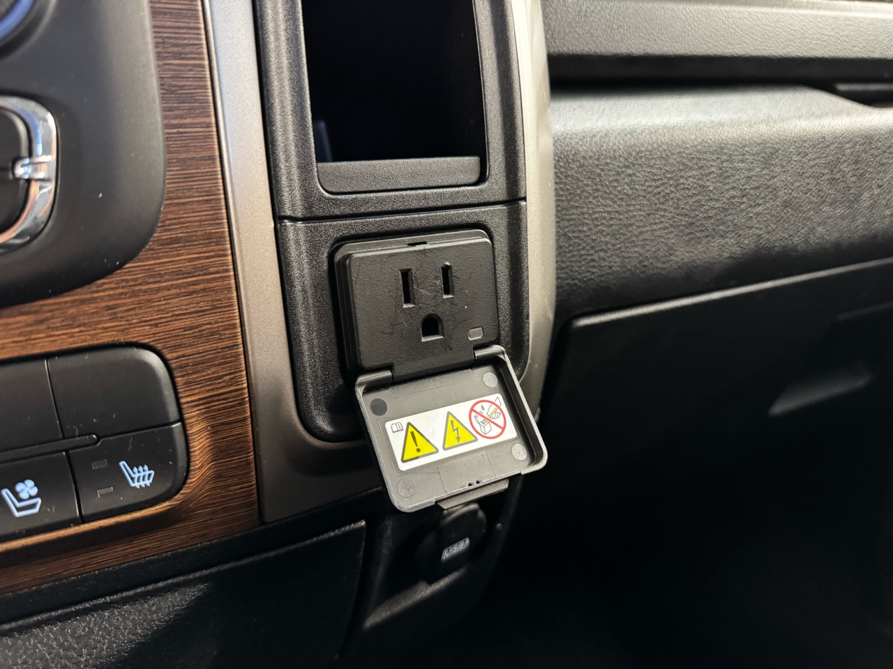 RAM 1500 Laramie 4x4 Crew Cab 5'7" Box 2017