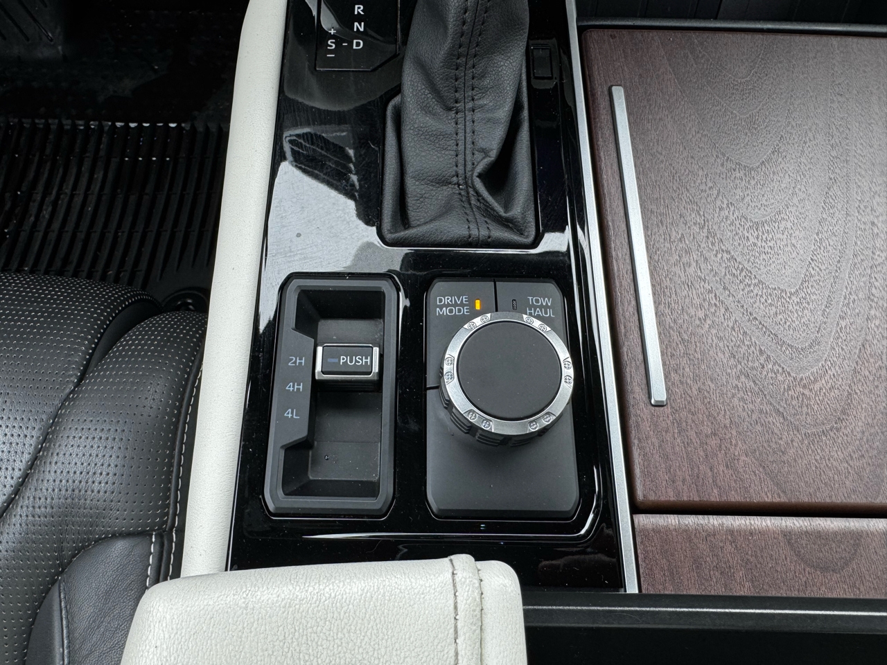 Toyota Tundra 4WD Capstone Hybrid CrewMax 5.5' Bed (Natl) 2023